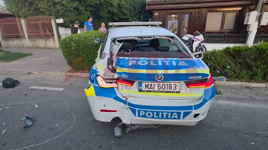 Un autocar din Moldova a lovit o mașină de poliție oprită pe marginea drumului în România. Doi polițiști au fost răniți