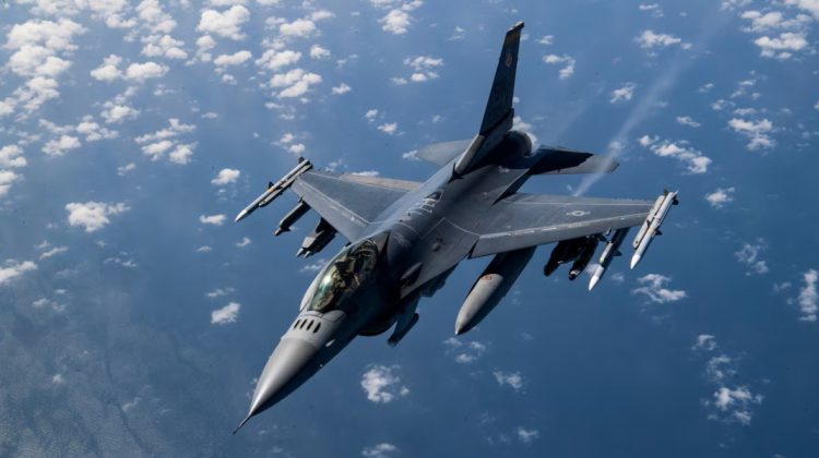 Un avion F-16 s-a prăbuşit în timpul unei misiuni în care urmărea ţinte aeriene ruseşti. Pilotul a supraviețuit