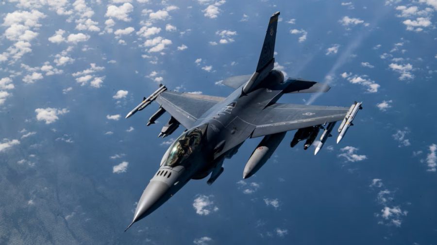Un avion F-16 s-a prăbuşit în timpul unei misiuni în care urmărea ţinte aeriene ruseşti. Pilotul a supraviețuit