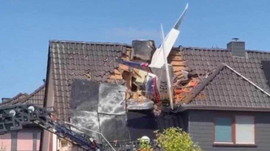 Tragedie în Germania: Un avion de turism s-a prăbușit pe acoperișul unei case. Două persoane au murit