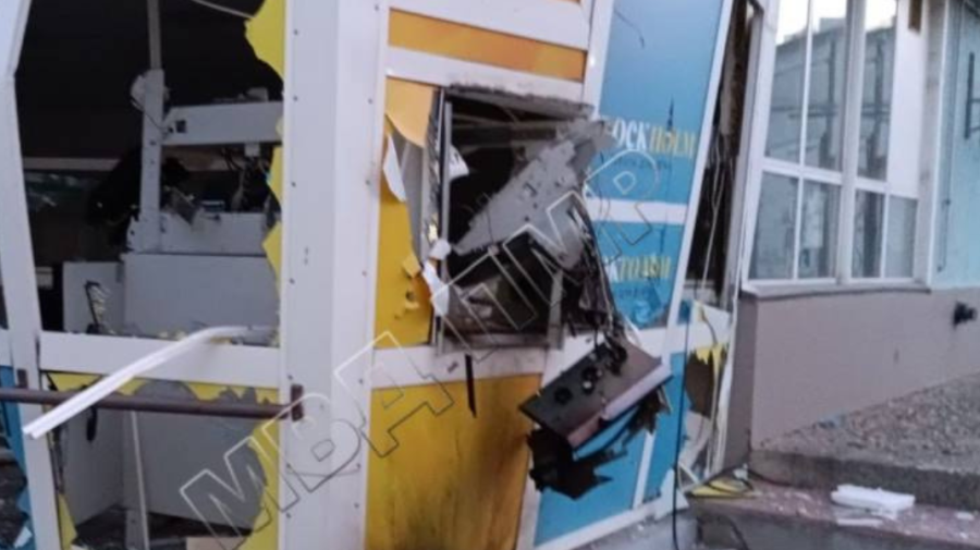 Un bancomat, aruncat în aer de necunoscuți lângă un centru comercial. Patru persoane surprinse și banii dispăruți