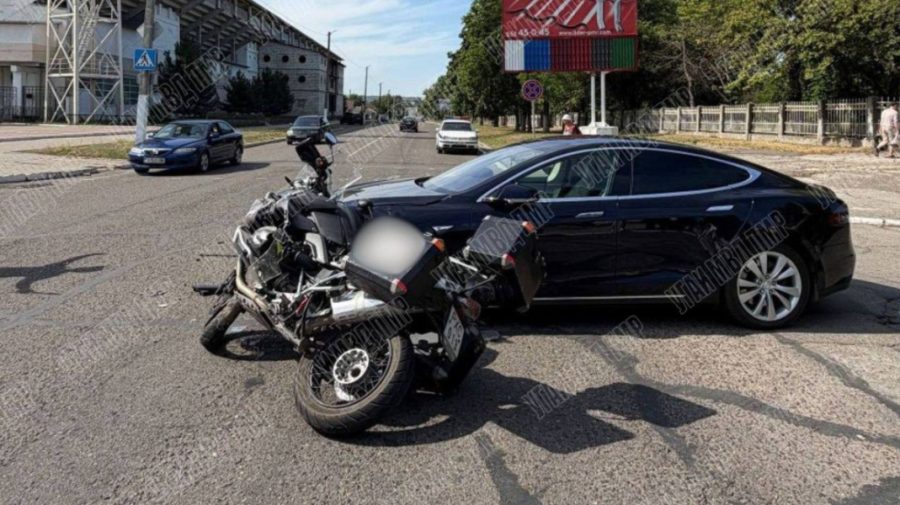 FOTO Accident grav la Bender. Un motociclist în vârstă de 51 de ani a ajuns la spital după impactul cu o Tesla
