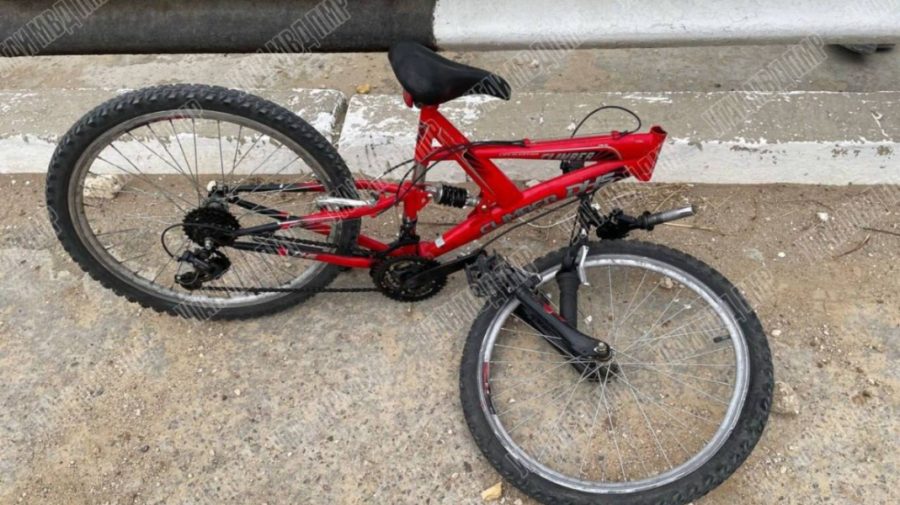FOTO La un pas de tragedie! Un biciclist a fost lovit de un taxi: Cum s-a întâmplat totul