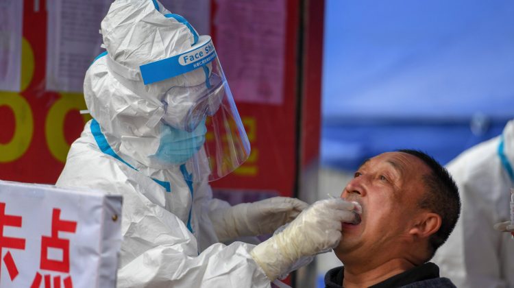 COVID-19 revine în China: Depășește gripa și devine principalul virus respirator