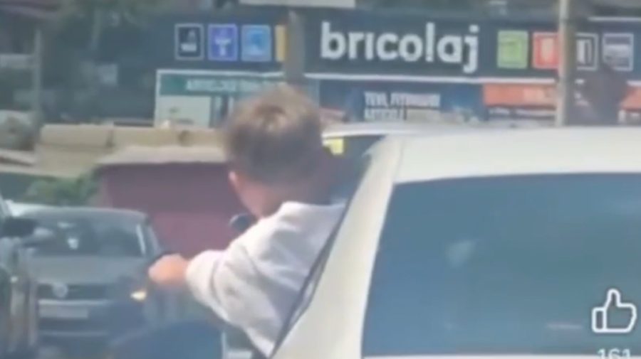 VIDEO Un nou incident în trafic! Copil, surprins ieșind pe geamul unei mașini aflate în mers