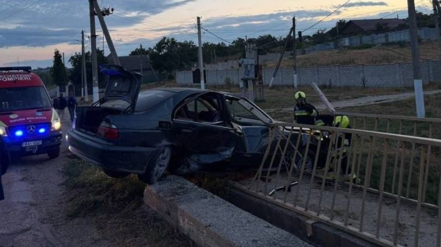 Accident mortal la Cahul: un tânăr de 18 ani a decedat după ce mașina s-a izbit de un pod