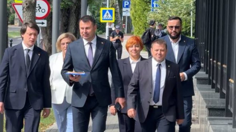 Costiuc a venit la Președinție cu o plăcintă și a lăsat-o la ușă: „În șase ani plăcinta nu a crescut deloc”