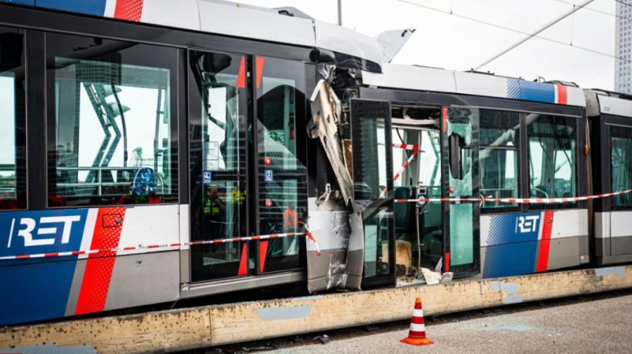 Moment terifiant surprins pe cameră: două tramvaie s-au ciocnit în Rotterdam; 15 răniți