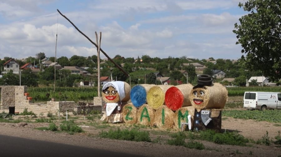 Cum au transformat locuitorii din Zaim intrarea în localitate