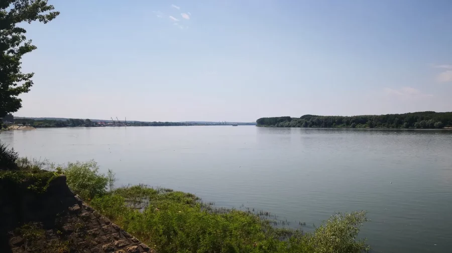 Aproape 200 de turiști, evacuați de urgență după ce nava lor a rămas blocată pe Dunăre