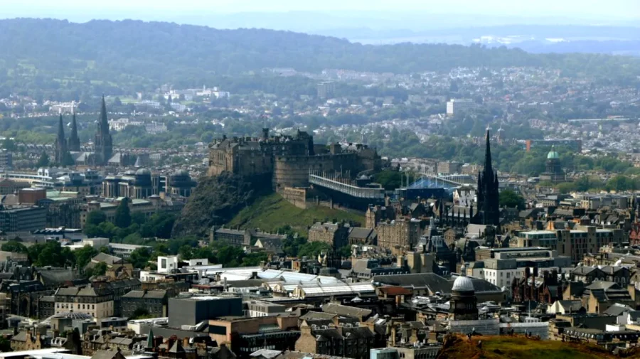 Edinburgh devine primul oraș din Scoția care introduce o taxă pentru turiști. Iată cât trebuie să plătești