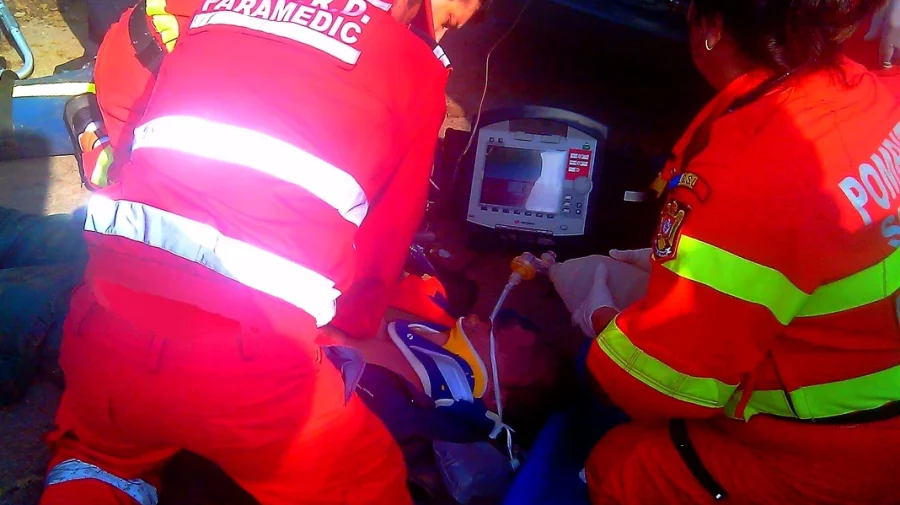Explozie într-un apartament din Constanța. Cinci persoane, printre care și trei copii, se aflau în interior