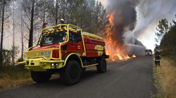 VIDEO Peste zece mii de persoane, evacuate în Franța din cauza unui incendiu de vegetație scăpat de sub control