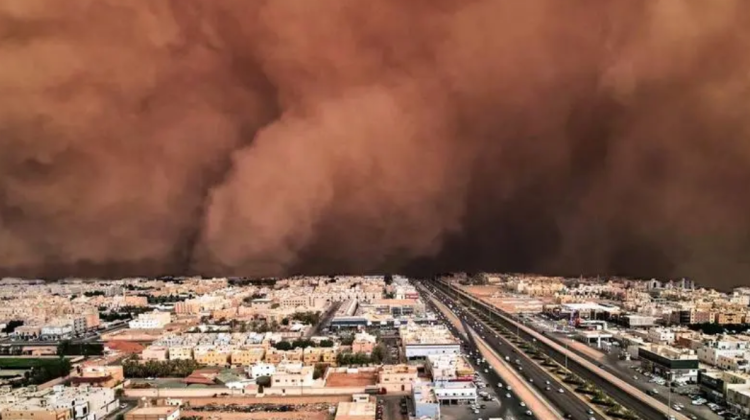 Furtunile de praf au atins „niveluri record”. Aproape două miliarde de tone ajung anual în atmosferă