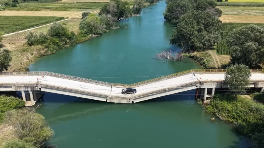 Șoferii dintr-o localitate din Grecia trec peste un pod prăbușit de 3 ani, ca să scurteze drumul