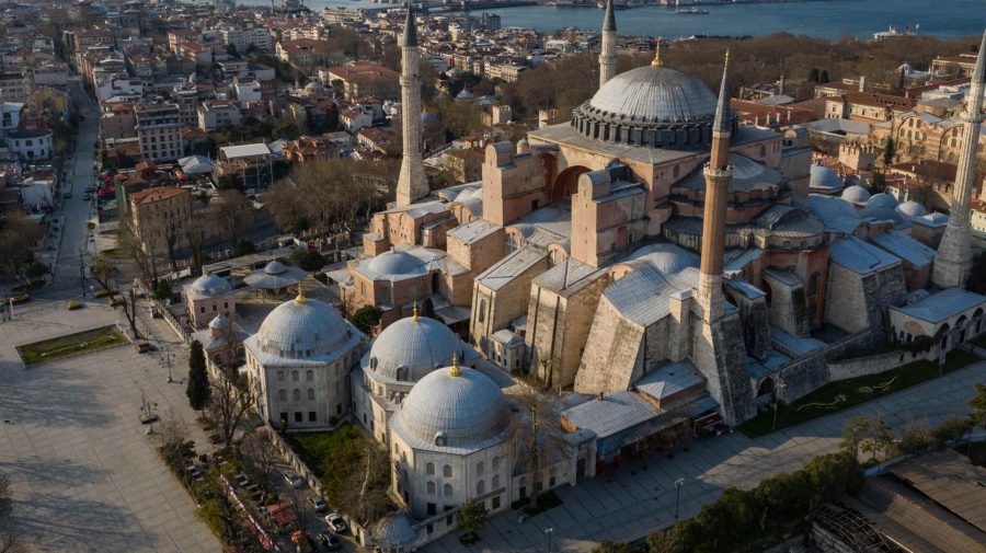Turiști ruși au fost reținuți în Istanbul pentru că ar fi citit Biblia în Hagia Sofia. Acuzațiile care li se înaintează