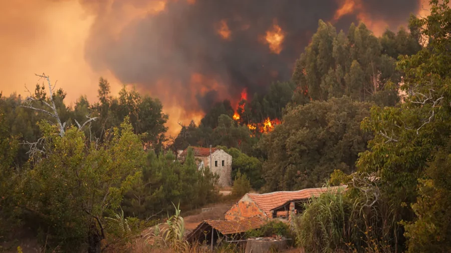 Avertizare de călătorie pentru Italia: cod portocaliu de incendii în Sardinia