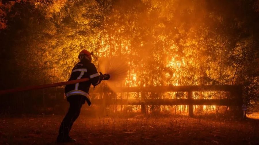 Europa, sub asediul incendiilor. Peste 330.000 de evacuați din calea flăcărilor în Franța și Spania