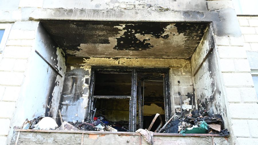 FOTO Apartament burdușit cu gunoi, în care locuiau 20 de pisici, cuprins de flăcări. Proprietara a suportat arsuri