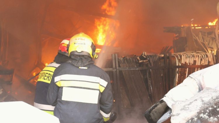 Incendiul de pe strada Uzinelor, lichidat după mai multe ore de intervenție: Circa 2.750 de metri pătrați, afectați