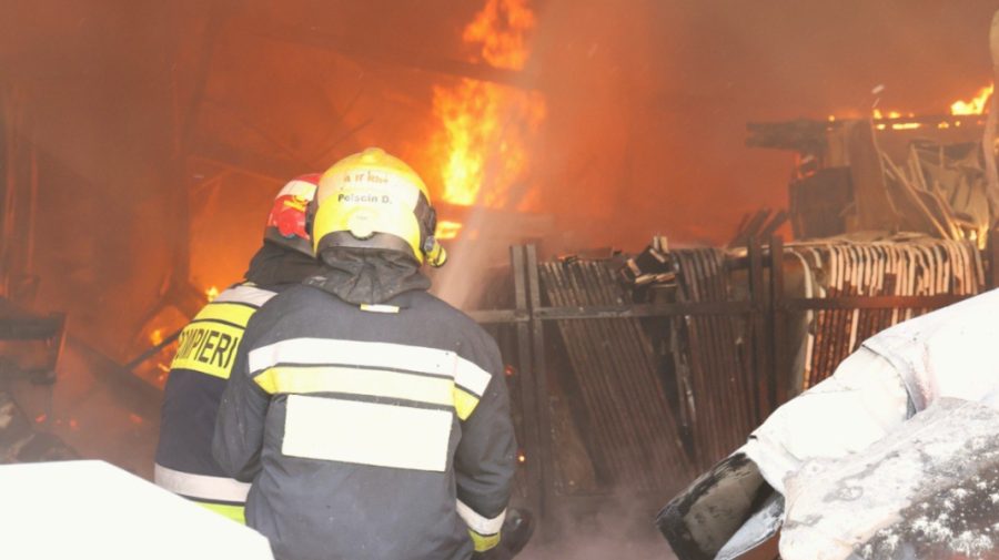 Incendiul de pe strada Uzinelor, lichidat după mai multe ore de intervenție: Circa 2.750 de metri pătrați, afectați