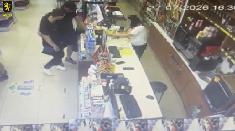 VIDEO Au profitat de o mașină descuiată, apoi au agresat un curier. Doi tineri au ajuns pe mâna poliției