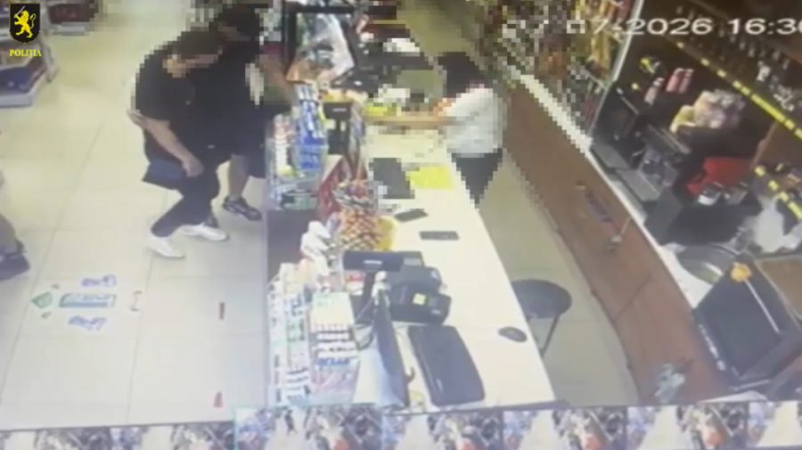 VIDEO Au profitat de o mașină descuiată, apoi au agresat un curier. Doi tineri au ajuns pe mâna poliției