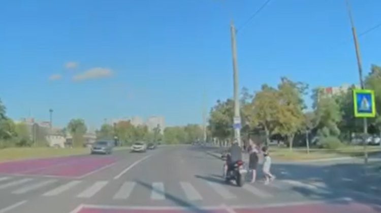 VIDEO Două tinere, la un pas de a fi lovite pe trecerea de pietoni. Motociclistul, identificat