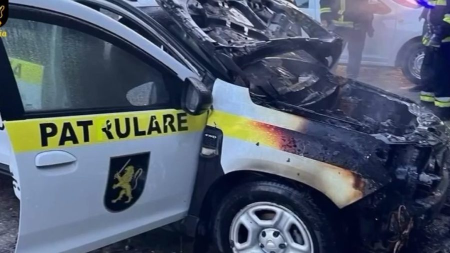 Mașină a Poliției, incendiată la Comrat. Suspectul a fost reținut