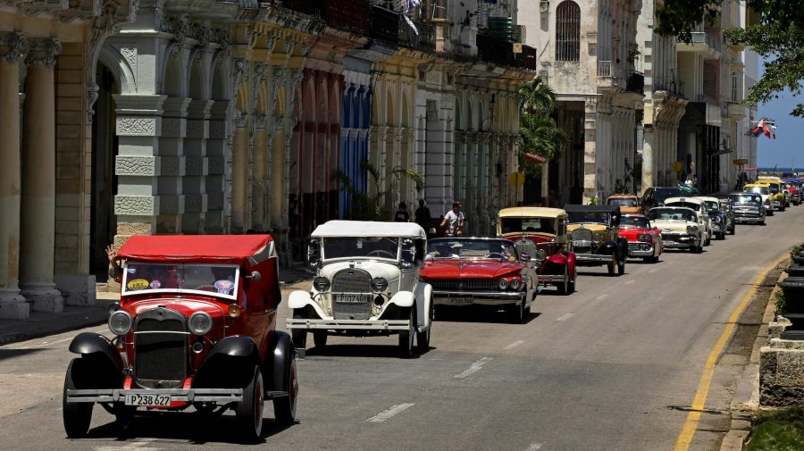 Motivul dispariției mașinilor de epocă de pe străzile din Cuba. Localnicii le schimbă pe vehicule cu baterii solare