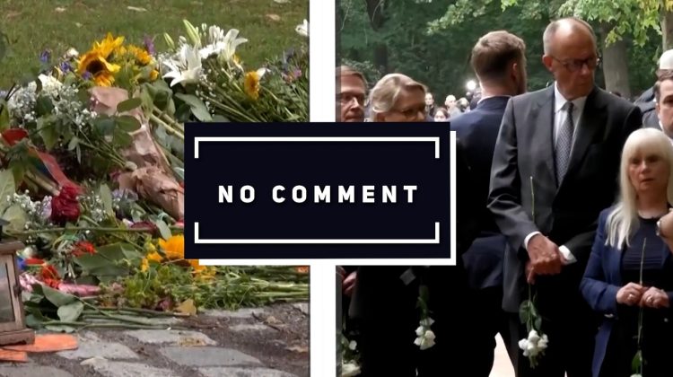 NO COMMENT: FLORI LÂNGĂ POARTA BRANDENBURG  ÎN MEMORIA VICTIMELOR ATACULUI DE LA PARADA PRIDE