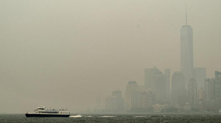 VIDEO New Yorkul, acoperit de un nor uriaș de fum. Zgârie-norii abia se mai văd, oamenii poartă măști