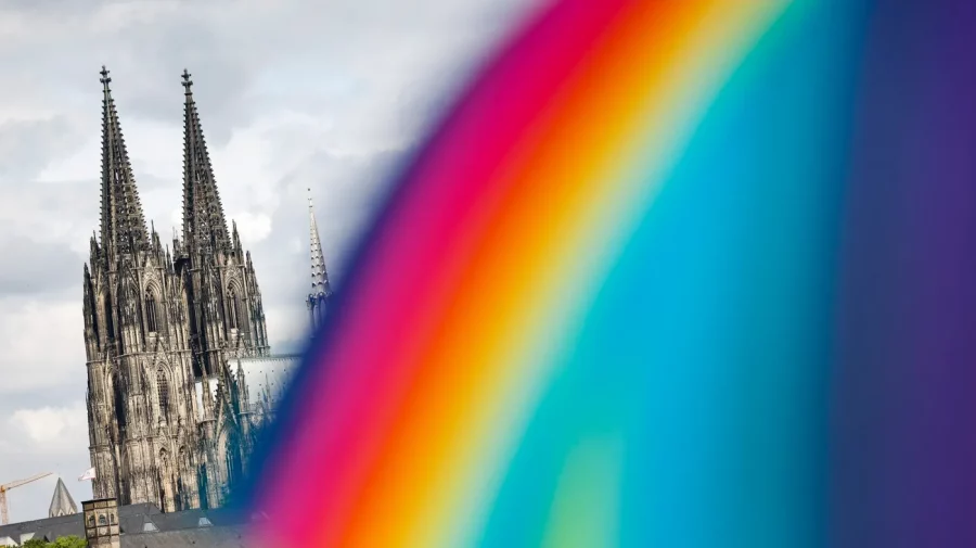 Paradă Pride cu 1 milion de spectatori la Köln. „Cea mai mare manifestaţie în favoarea democraţiei din Germania”