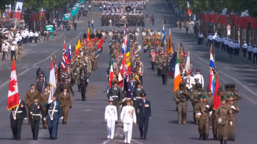 Militarii moldoveni, aplaudați de lideri europeni pe Champs-Élysées. VIDEO cu defilarea lor în centrul Parisului