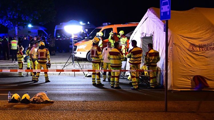 Cel puțin o persoană a murit și 16 au fost rănite după ce un vehicul a intrat în mulțime la parada Pride din Berlin