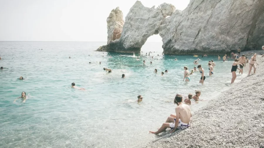Plaja din Grecia unde turiștii riscă o amendă de 1000 de euro dacă pleacă acasă cu o piatră