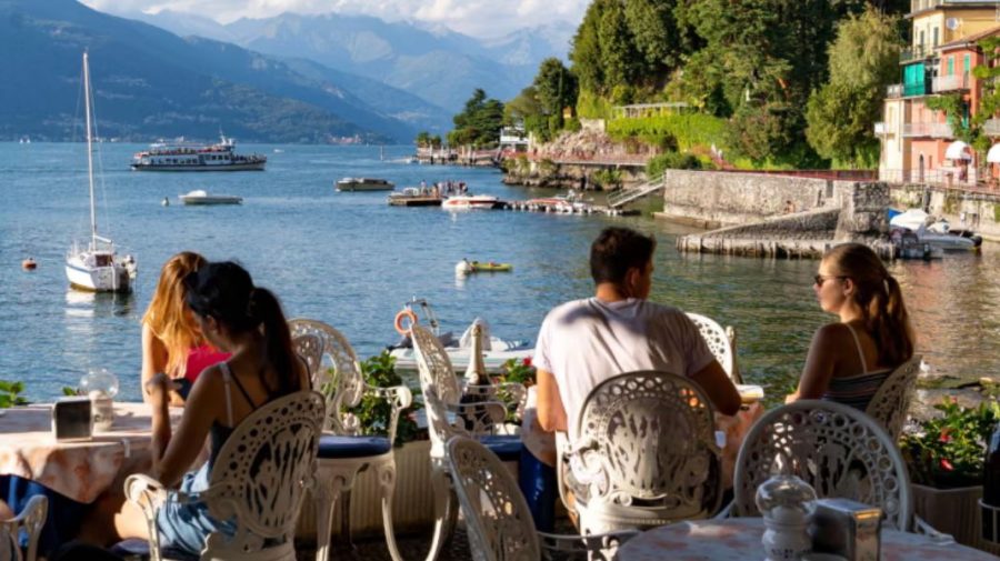 Amenzi de până la 200 de euro pentru turiștii care se plimbă în costum de baie într-o stațiune din Italia