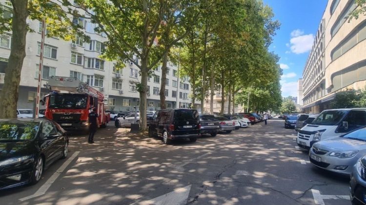 FOTO, VIDEO Flăcări puternice în spatele Legislativului. Patru echipaje de pompieri au intervenit