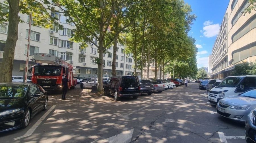 FOTO, VIDEO Flăcări puternice în spatele Legislativului. Patru echipaje de pompieri au intervenit