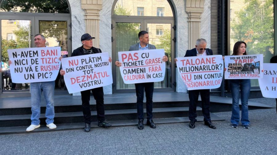 VIDEO „N-avem bani nici de tizic”. A început protestul de la ANRE împotriva majorării tarifului la gazele naturale