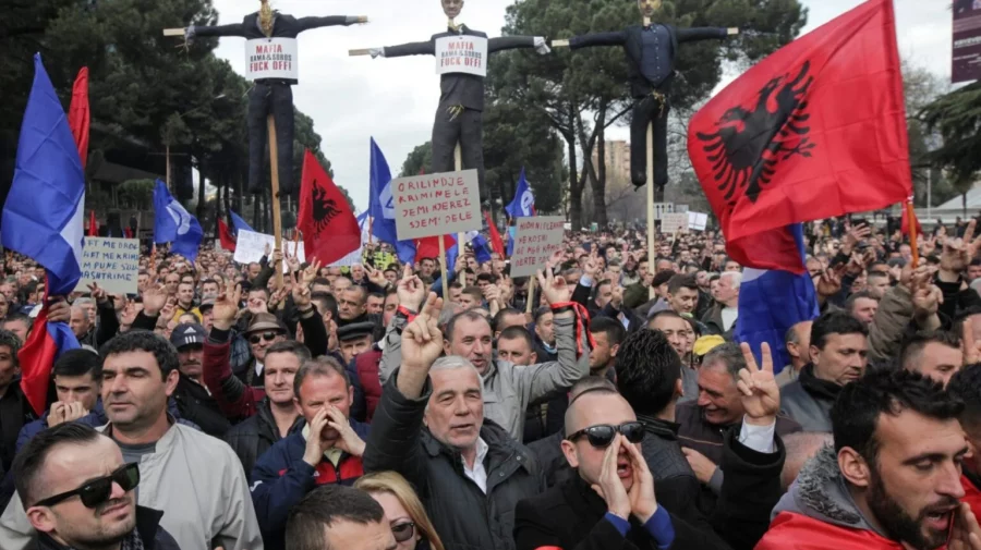 Proteste uriașe în Albania. Zeci de mii de oameni cer demisia premierului Edi Rama