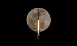 O rachetă SpaceX scăpată de sub control se va izbi de Lună. Viteza impactului