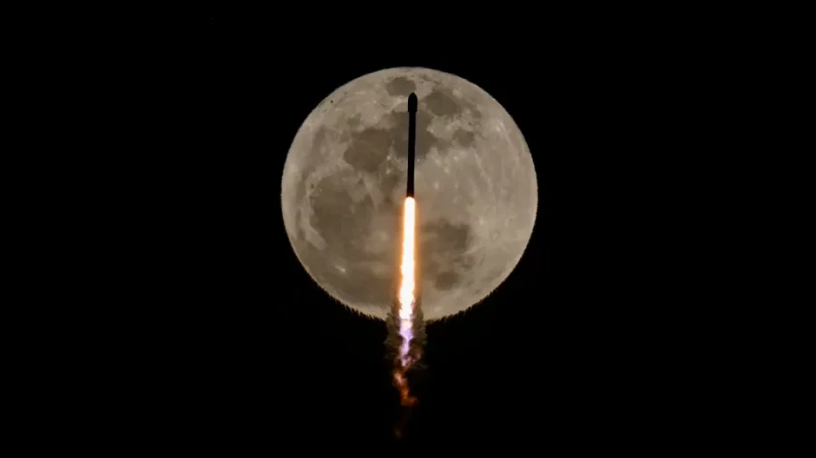 O rachetă SpaceX scăpată de sub control se va izbi de Lună. Viteza impactului
