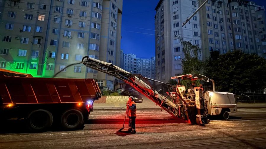 Strada Florilor din Chișinău a intrat în reparație capitală. Lucrările se desfășoară și pe timp de noapte