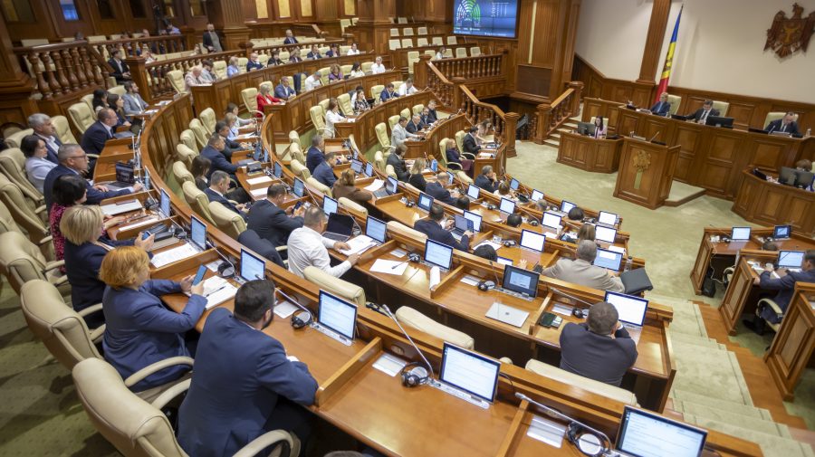 ONG-urile cer Poliției să aprecieze juridic discursurile despre satanism, Giovani și Giovana, rostite de deputați