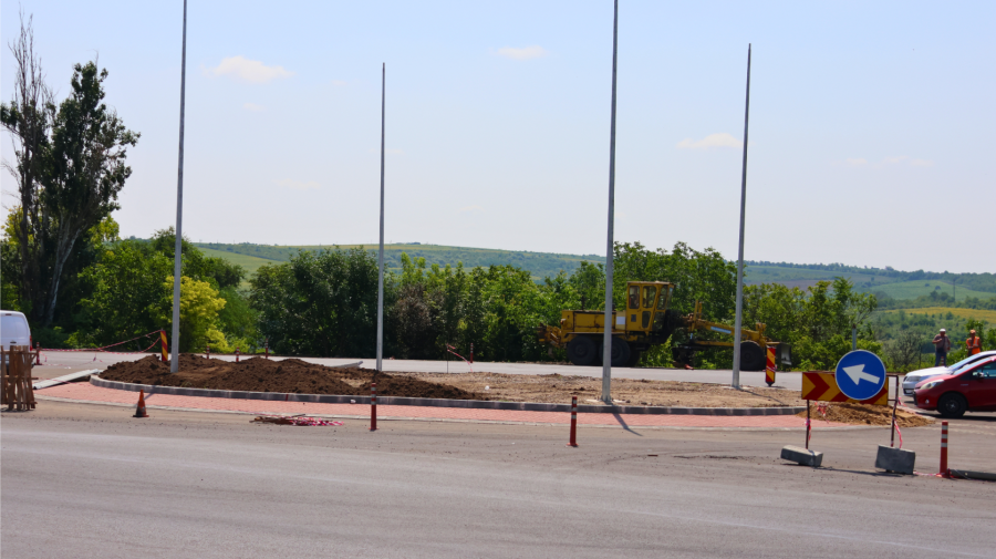 Sensul giratoriu de la M1–R4, aproape gata. Urmează aplicarea marcajelor și montarea indicatoarelor