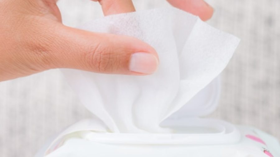 Alertă pentru părinți! Trei loturi de șervețele umede pentru bebeluși, retrase din cauza unor bacterii