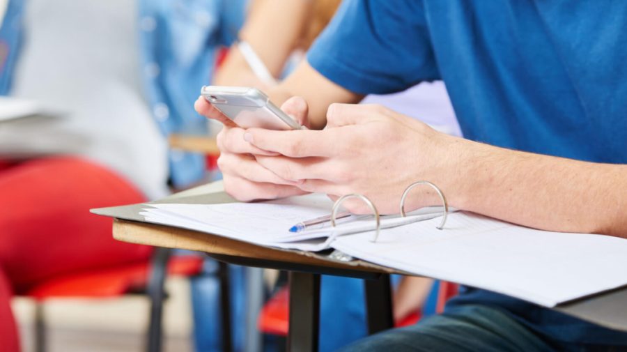 Cehia vrea să interzică telefoanele mobile în școli. Elevii nu le vor putea folosi nici în pauze