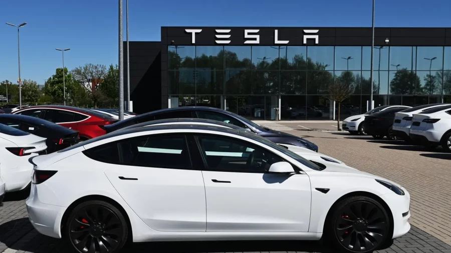 Schimbări majore în clasamentul mărcilor auto în lume. Tesla depășește Mercedes, chinezii se confruntă cu scăderi mari