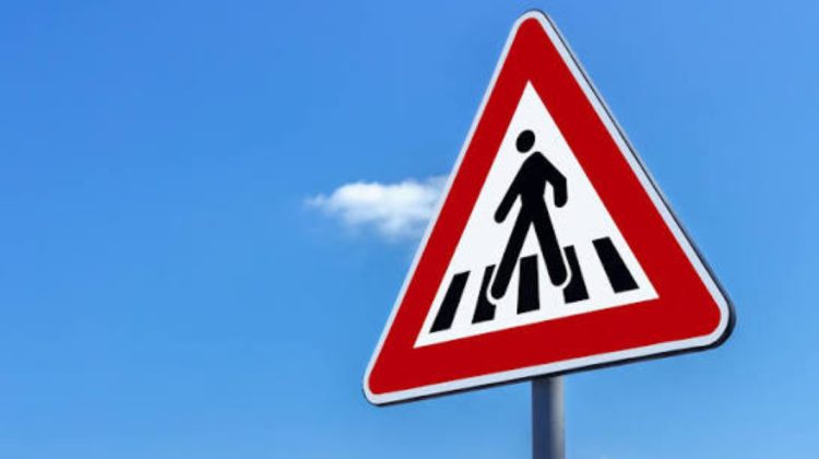 Incident matinal în Chișinău. O femeie ar fi fost lovită de o mașină în apropierea unei treceri de pietoni